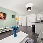 Holiday home Manor House Luxury & Spacious 2br By Altoluxo Short Lets & Serviced With Free Wifi & Parking