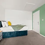 Holiday home Manor House Luxury & Spacious 2br By Altoluxo Short Lets & Serviced With Free Wifi & Parking *