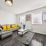 Holiday home Manor House Luxury & Spacious 2br By Altoluxo Short Lets & Serviced With Free Wifi & Parking *