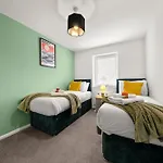 Holiday home Manor House Luxury & Spacious 2br By Altoluxo Short Lets & Serviced With Free Wifi & Parking *