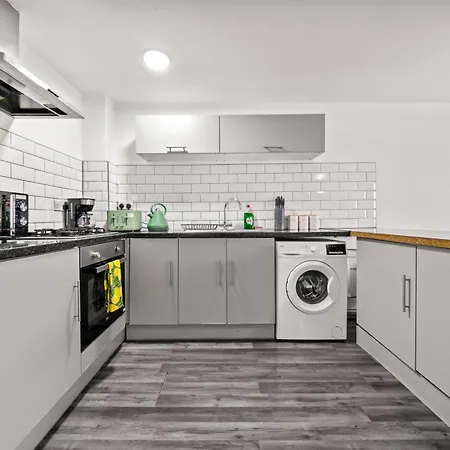 Manor House Luxury & Spacious 2br By Altoluxo Short Lets & Serviced With Free Wifi & Parking Будинок відпочинку