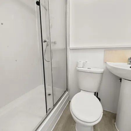 Manor House Luxury & Spacious 2br By Altoluxo Short Lets & Serviced With Free Wifi & Parking Будинок відпочинку