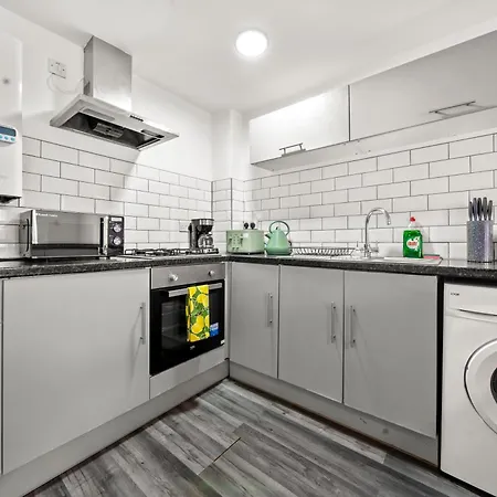 Manor House Luxury & Spacious 2br By Altoluxo Short Lets & Serviced With Free Wifi & Parking Будинок відпочинку