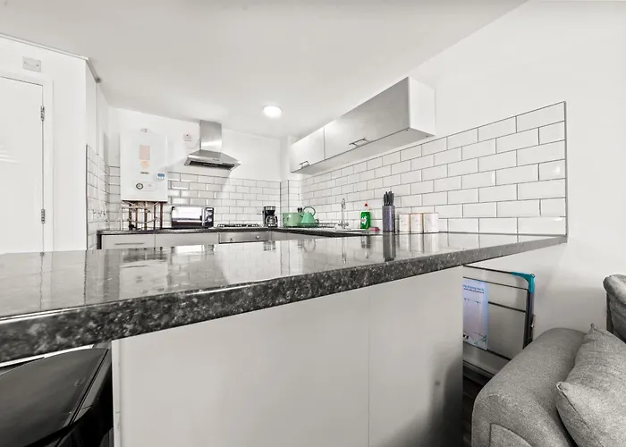 Manor House Luxury & Spacious 2br By Altoluxo Short Lets & Serviced With Free Wifi & Parking Casa de Férias *