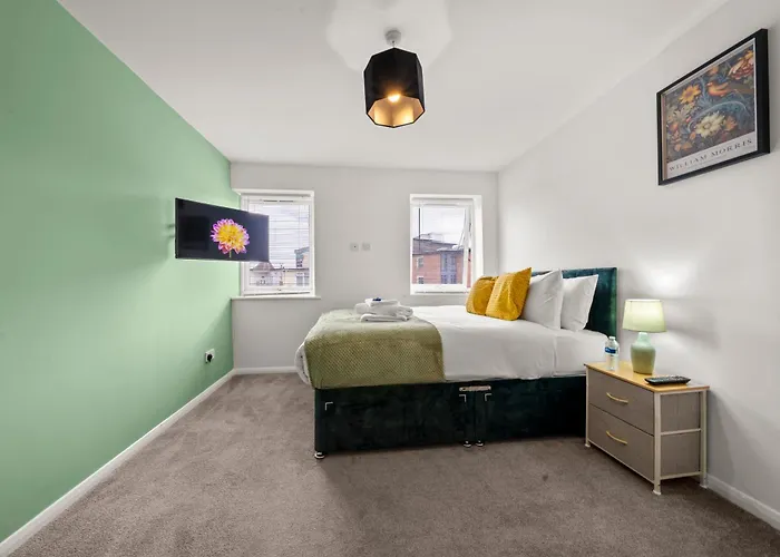 Manor House Luxury & Spacious 2br By Altoluxo Short Lets & Serviced With Free Wifi & Parking בית נופש