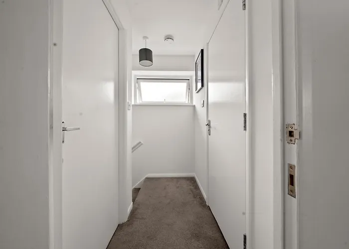 Manor House Luxury & Spacious 2br By Altoluxo Short Lets & Serviced With Free Wifi & Parking