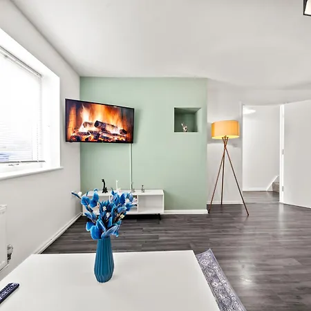 Будинок відпочинку Manor House Luxury & Spacious 2br By Altoluxo Short Lets & Serviced With Free Wifi & Parking Бристоль