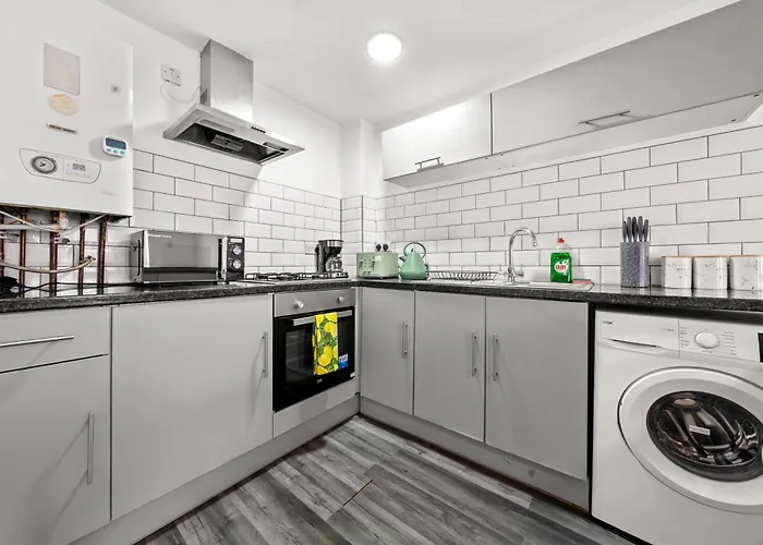 Manor House Luxury & Spacious 2br By Altoluxo Short Lets & Serviced With Free Wifi & Parking 別荘